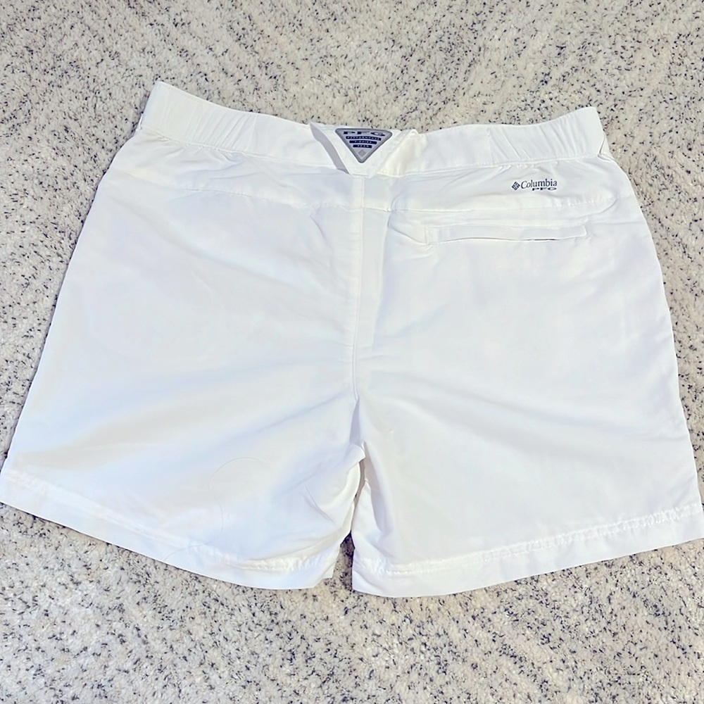 Columbia sz 8 w/ 6 in length. White NWOT. Pet & Smoke FREE home.